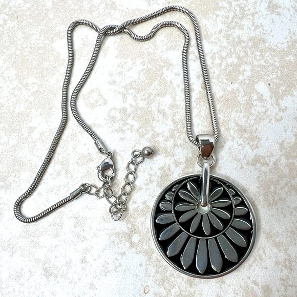 Silver Tone Black Enamel Flower Medallion Pendant Choker Necklace 15.5-18" - Picture 1 of 6